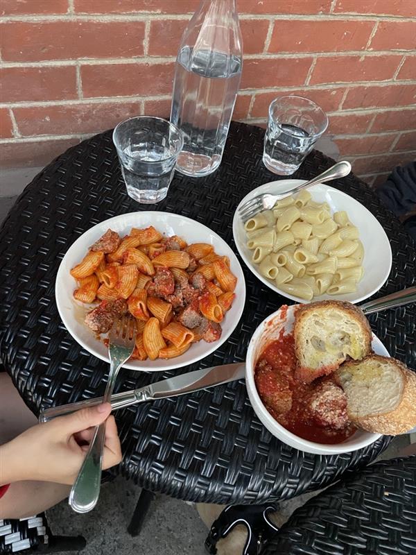 Pasta, Bread, and Bonus Shakes: The Perfect Night at La Pecora Bianca! 🍝🍞🍦